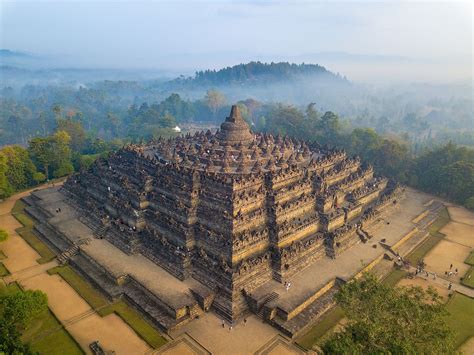 ボロブドゥール寺院建設：古代ジャワにおける仏教の繁栄と王権の象徴